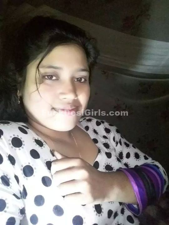 Chubby desi gf clicking nude porn images of herself ...