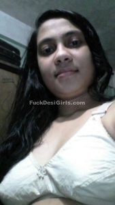 desi bhabhi clicking nude selfies