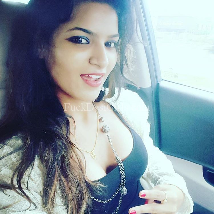 Delhi Nude GF Sexy Cleavage Pics