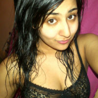 pretty Mumbai gf topless bra pictures