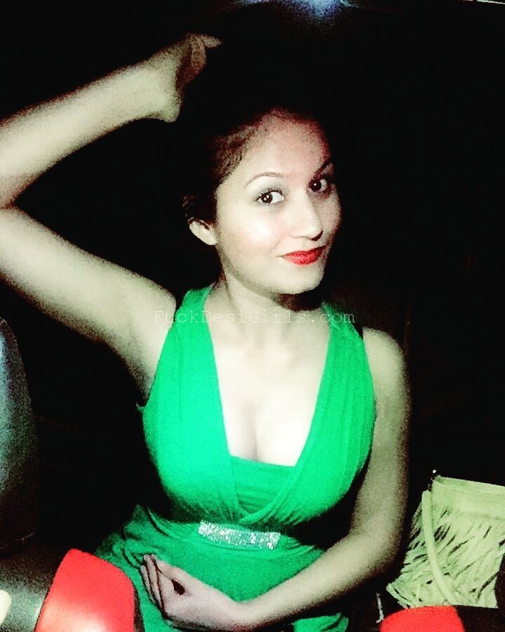 Desi sexy model showing booby cleavage in green dress