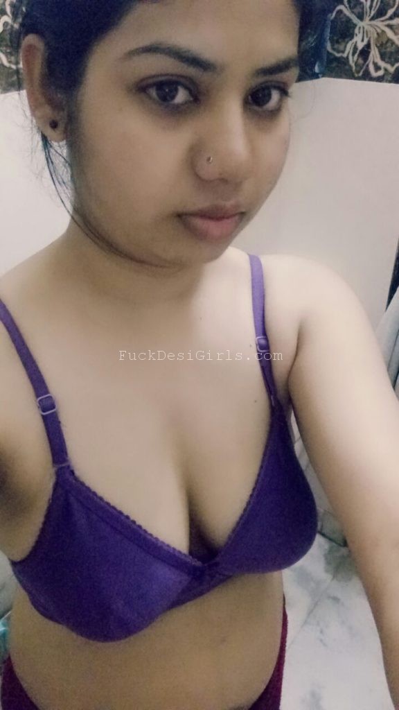 Lucknowi Bhabhi ki nangi chut aur boobs ki sex pics