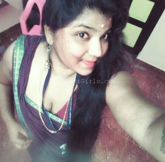 Married Gujju bhabhi big boobs cleavage selfies for lover