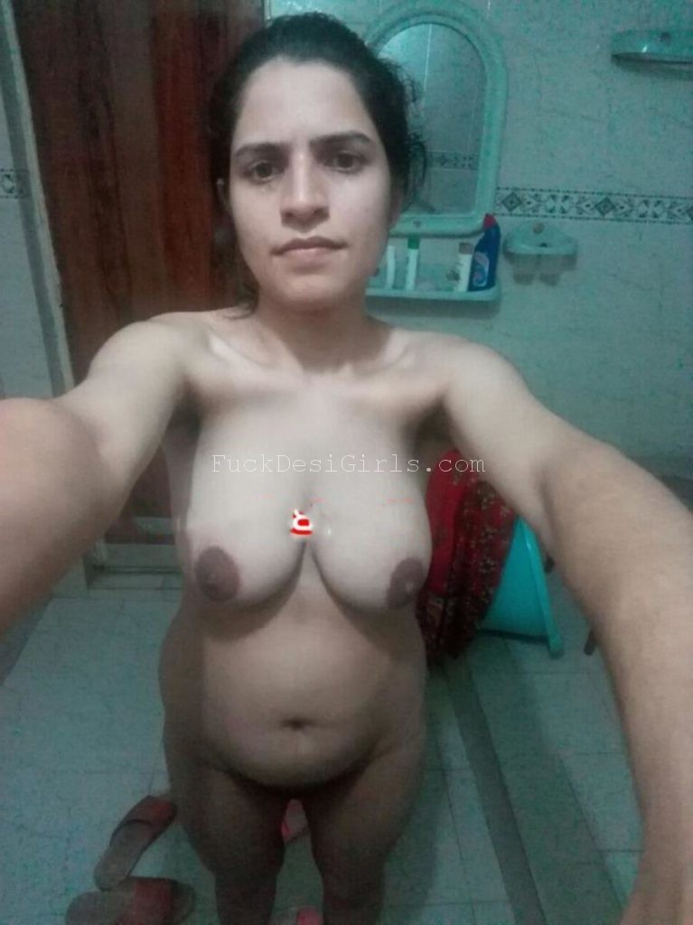 Pakistani wife nude on video call showing big boobs